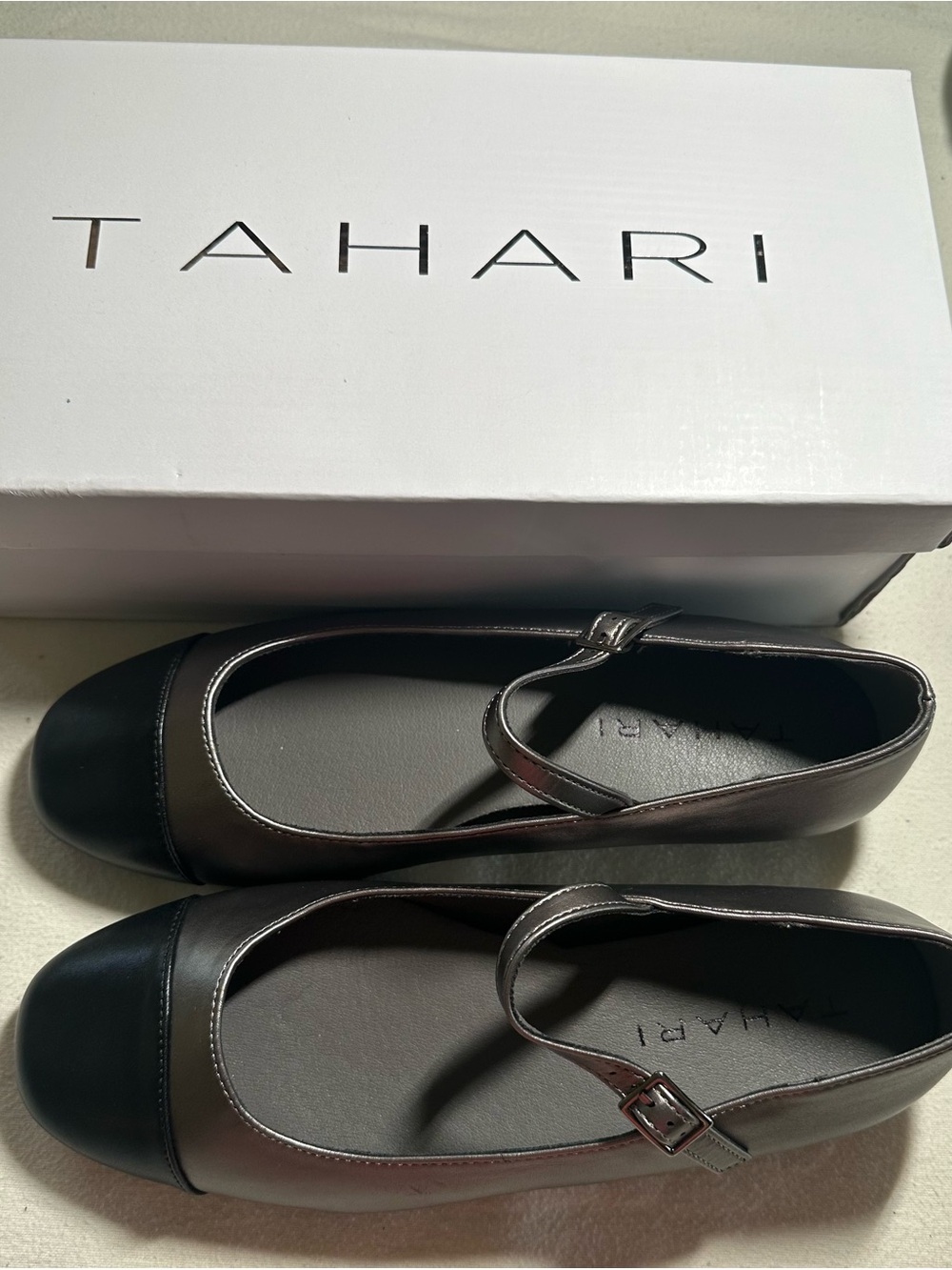 NWT Tahari Women's Two-Tone Mary Jane Flats in Black and Silver 8.5